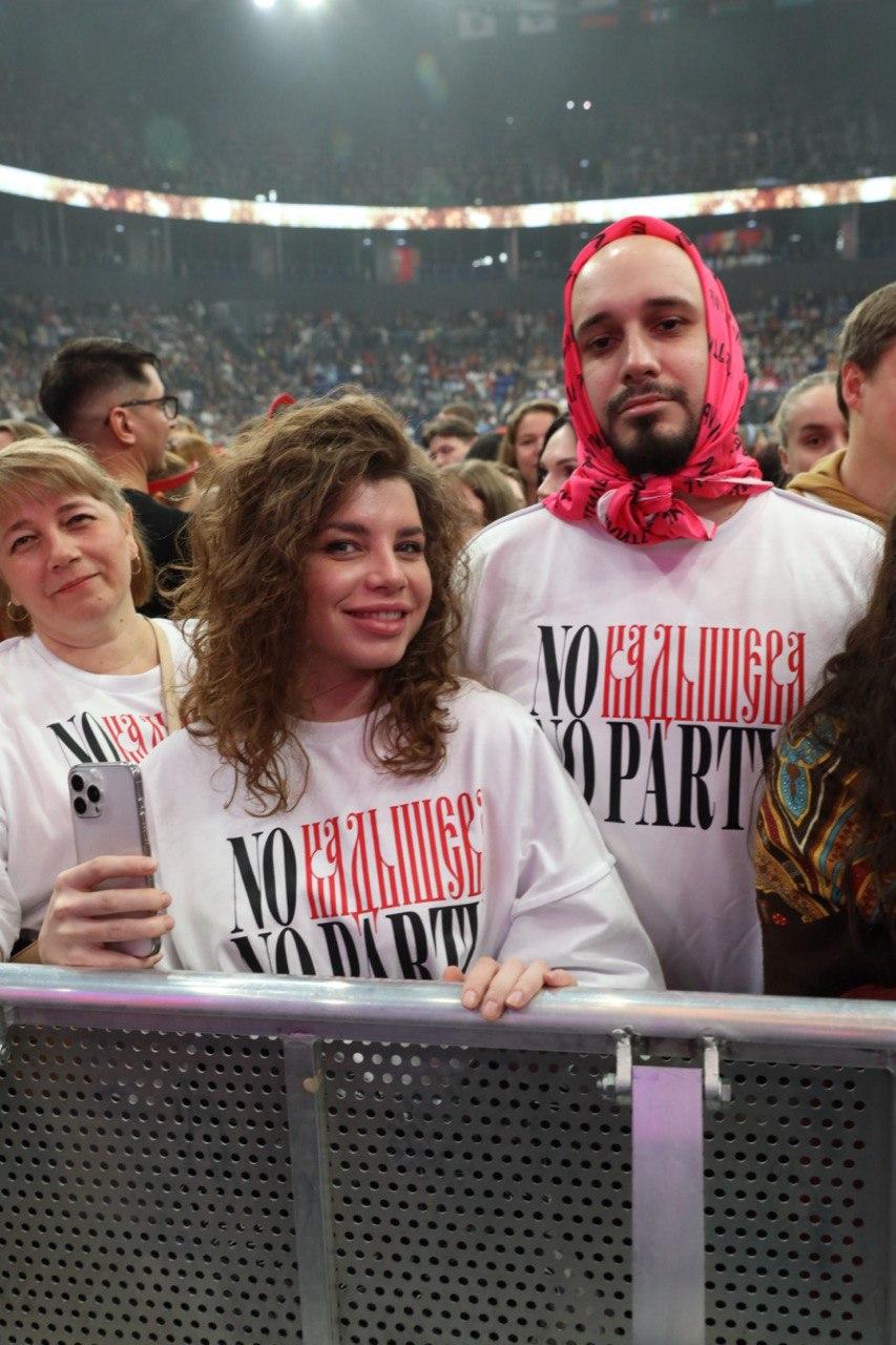 Фото Тысячи фанатов в кокошниках поют «Плывет веночек». В «Сибирь-Арена» с аншлагом проходит грандиозный концерт Надежды Кадышевой. ОНЛАЙН 15